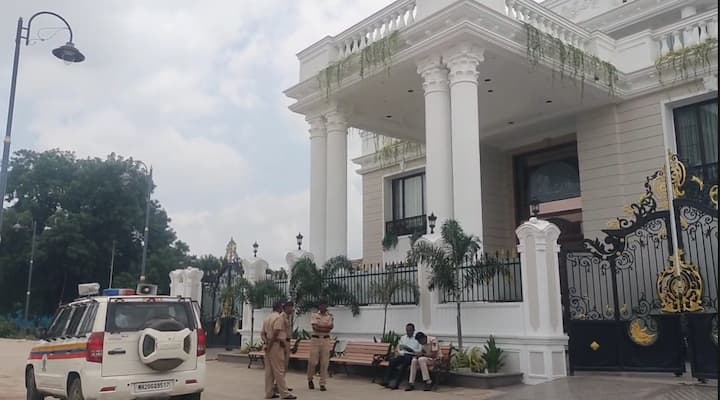 शिंदे गटाचे मंत्री संजय शिरसाट यांच्या आलिशान व्हाईट हाऊस समोर तरुणानं दारू पिऊन धिंगाणा घातल्याचा प्रकार रविवारी मध्यरात्री समोर आला.