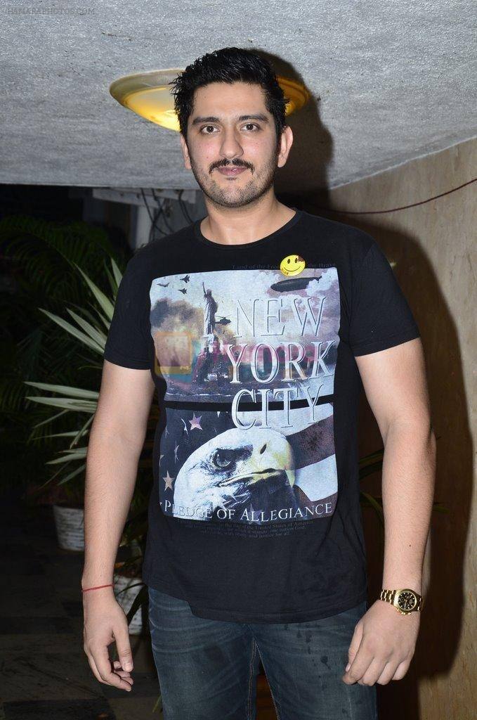 ये एक्टर कोई और नहीं बल्कि शाद रंधावा है. मोहित सूरी की फिल्मों में ये साइलेंट एक्टर के रूप में नजर आते हैं. फिल्ममेकर की लगभग सभी मूवी में इन्हें देखा जाता है.