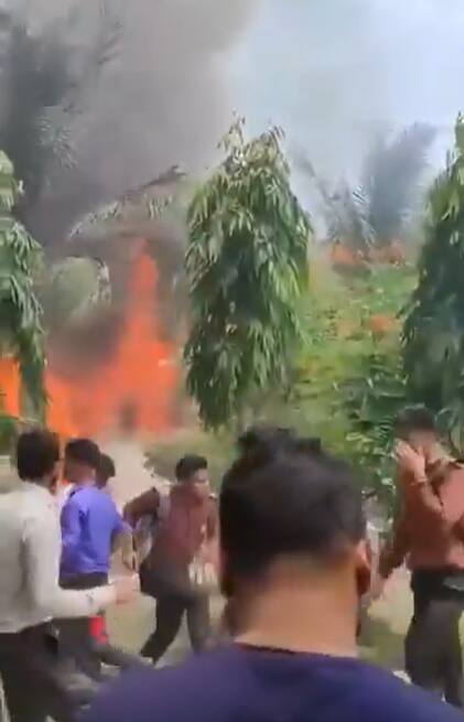 द डेली स्टार की रिपोर्ट के मुताबिक माइलस्टोन कॉलेज के एक टीचर ने बताया कि जब यह हादसा वह उस समय वह पास की दूसरी इमारत के 10 वें मंजिल पर थे. उन्होंने बताया कि फाइटर प्लेन परिसर में ही बनी तीन मंजिला इमारत से टकराया. कई छात्र उस इमारत में फंस गए, जिसके बाद कॉलेज के शिक्षक और कर्मचारी उन्हें बचाने के लिए दौड़े.