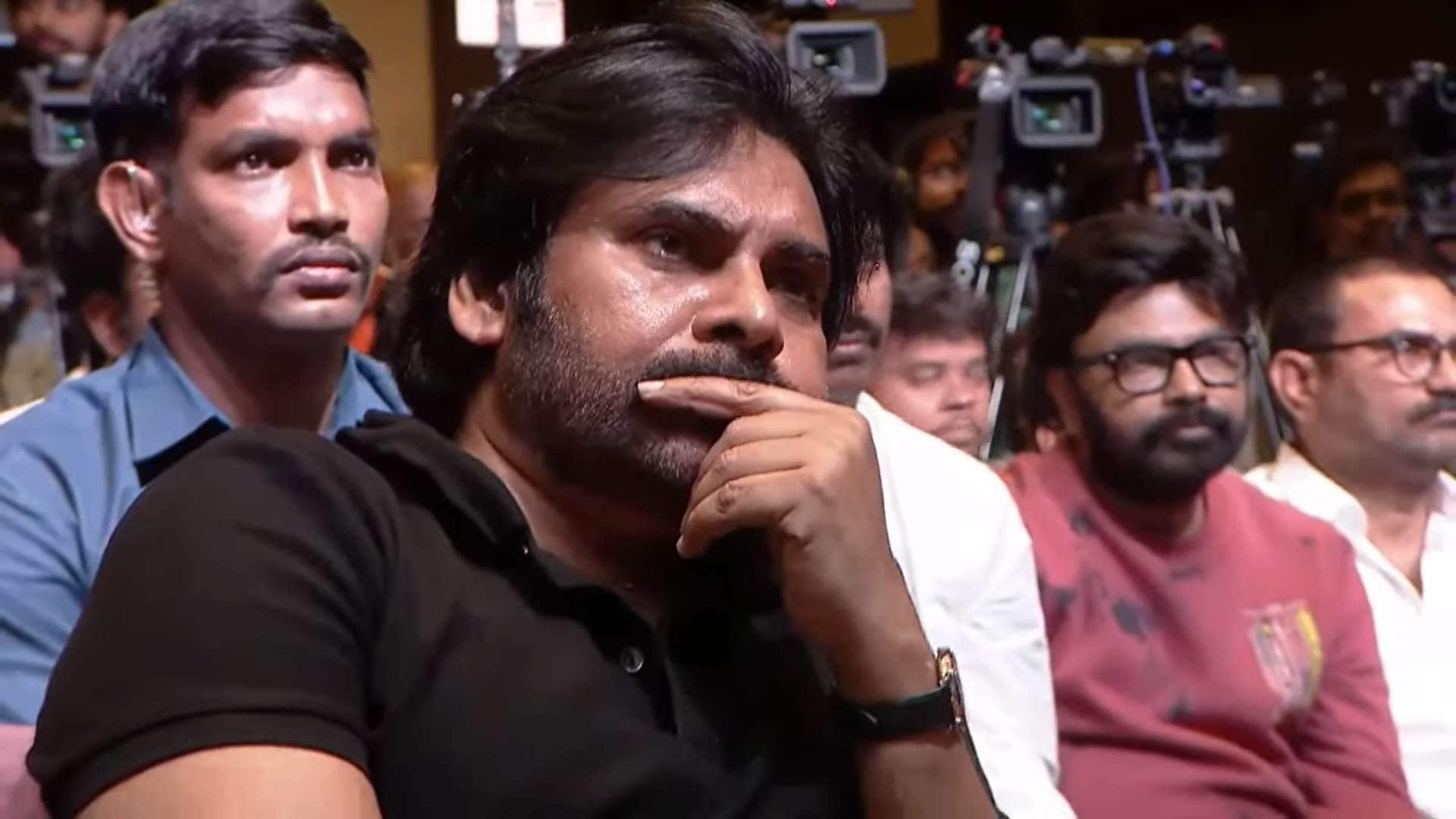 Pawan Kalyan: ఎన్నాళ్లకెన్నాళ్లకు... స్టేజీపై 'వీరమల్లు' - పవన్ లుక్స్ అదుర్స్... వాచ్ ధర ఎంతో తెలుసా?