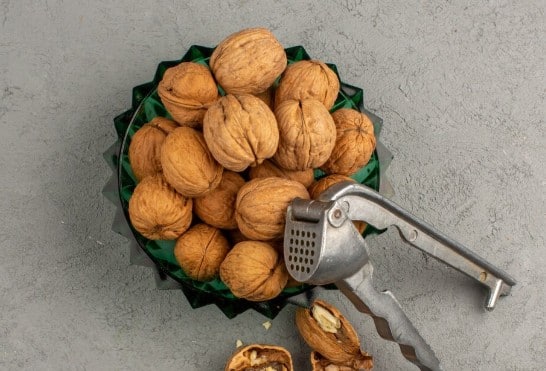 अखरोट: अखरोट में मौजूद ओमेगा-3 फैटी एसिड और ग्लूटाथायोन लीवर को डीटॉक्स करने में मदद करते हैं. साथ ही ये फैटी लिवर की समस्या से भी बचाते हैं। एक मुट्ठी अखरोट रोज़ खाना फायदेमंद है.