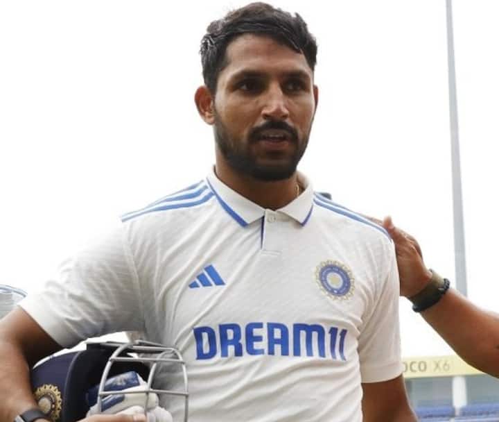 तीसरे टेस्ट में ऋषभ पंत के मैदान से लौट जाने के बाद ध्रुव जुरेल ने विकेट कीपिंग की थी. ऋषभ पंत को लेकर कहा जा रहा है कि वह चौथे टेस्ट में खेले तो सिर्फ बल्लेबाज के तौर पर खेल सकते हैं. रिपोर्ट में कहा जा रहा है कि केएल राहुल भी शायद ही विकेट कीपिंग करते हुए दिखे, ऐसे में ध्रुव जुरेल को मौका मिल सकता है.