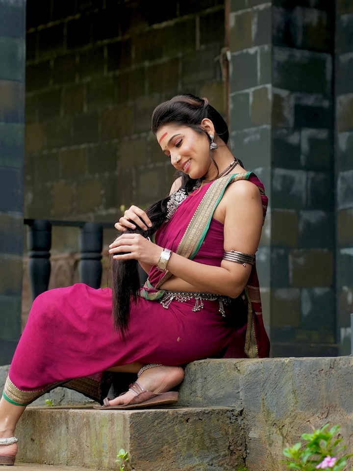 जान्हवीने या पोशाखासोबत चांदीच्या घुंगरांनी सजलेला आकर्षक कमरपट्टा परिधान केला आहे