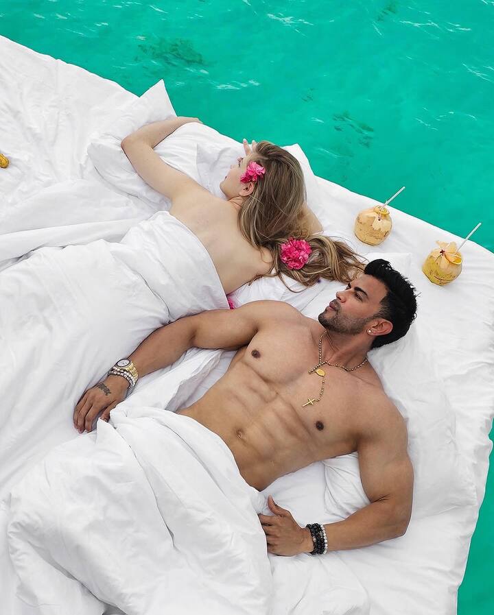 साहिल म्हणाले की, तिचं हे उत्तर मला खूप आवडलं आणि त्याच वेळी वाटलं की मला हिच्याशी लग्न करायचं आहे. पुढे त्यांनी सांगितलं की, मिलिनाला पाहिल्याक्षणीच मला तिच्याविषयी आकर्षण वाटलं. आणि मला असंही वाटत होतं की तिलाही तसंच वाटत होतं. वयाच्या फरकावर त्यांनी सांगितलं की, मिलिना तिच्या वयाच्या तुलनेत खूपच मॅच्युअर आहे. आम्ही दोघांनी आमच्या नात्याबद्दल गंभीरपणे चर्चा केली. एकमेकांच्या कुटुंबीयांशी भेटलो आणि आता मिलिना अलेक्झेंड्रा खान ही माझी पत्नी आहे.