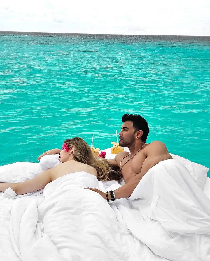 स्टाईल फेम अभिनेता साहिल खान त्याच्या वैवाहिक आयुष्यामुळे नेहमी चर्चेत असतो. सध्या त्याने पत्नीसोबत काही खास फोटो शेअर केले आहेत. नेटकऱ्यांनी साहिल खानने शेअर केलेल्या फोटोंवर लाईक आणि कमेंट्सचा पाऊस पाडलाय.