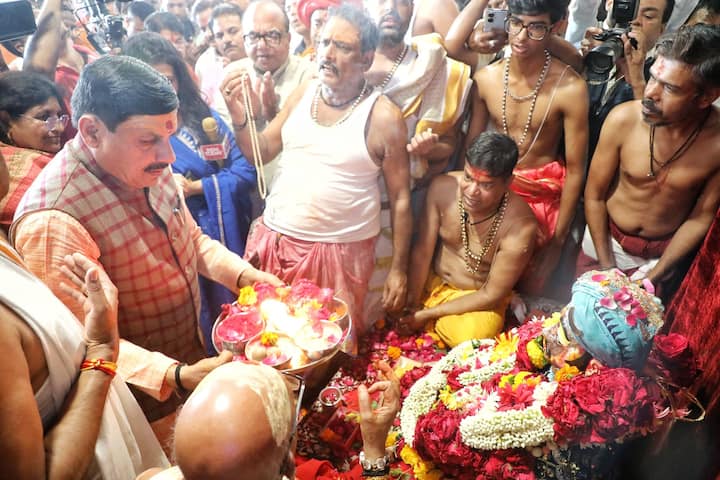 सीएम मोहन यादव ने लिखा कि द्वारकाधीश श्री कृष्ण जी की कृपा हम सभी पर बनी रहे, सबका मंगल व कल्याण हो, हर घर-आंगन में खुशहाली व आनंद की वर्षा हो, यही प्रार्थना करता हूं.