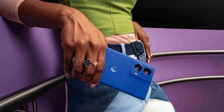 Motorola G85 5G भले ही पिछले साल लॉन्च हुआ था लेकिन 2025 में भी यह 20,000 रुपये की रेंज में एक बेहतरीन कर्व्ड डिस्प्ले फोन बना हुआ है. इसमें 6.7-इंच की FHD+ P-OLED स्क्रीन दी गई है, जो 1600 निट्स ब्राइटनेस और 120Hz रिफ्रेश रेट के साथ आती है. साथ ही इसमें 240Hz टच सैंपलिंग रेट भी है जो गेमिंग और स्क्रॉलिंग को स्मूद बनाता है. यह फोन लगभग स्टॉक एंड्रॉयड एक्सपीरियंस देता है और इसमें दो साल के OS अपडेट और चार साल की सिक्योरिटी अपडेट्स का वादा किया गया है.