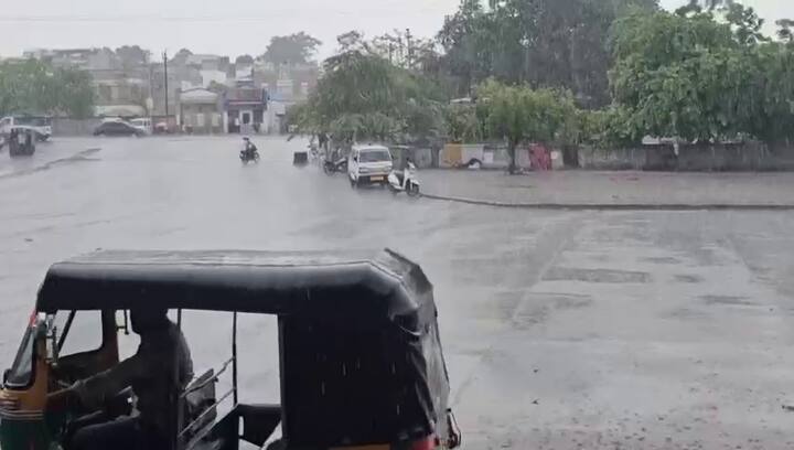 Gujarat Rain Alert: રાજ્યના કુલ 33 થી વધુ જિલ્લાઓ - જેમાં બનાસકાંઠા, પાટણ, મહેસાણા, સાબરકાંઠા, ગાંધીનગર, અરવલ્લી, ખેડા, અમદાવાદ, આણંદ, પંચમહાલ, દાહોદ, મહીસાગર, વડોદરા, છોટાઉદેપુર, નર્મદા, ભરૂચ, સુરત, ડાંગ, તાપી, નવસારી, વલસાડ, દમણ, દાદરા અને નગર-હવેલી, સુરેન્દ્રનગર, રાજકોટ, જામનગર, પોરબંદર, જૂનાગઢ, અમરેલી, ભાવનગર, મોરબી, દ્વારકા, ગીર સોમનાથ, બોટાદ, કચ્છ અને દીવનો સમાવેશ થાય છે - માં હળવાથી મધ્યમ વરસાદ માટે યલો એલર્ટ જાહેર કરવામાં આવ્યું છે.