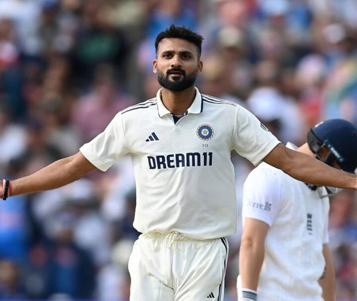 आकाश दीप को दूसरे टेस्ट में मौका मिला, उन्होंने 10 विकेट लेकर भारत की जीत में महत्वपूर्ण रोल निभाया. लेकिन उनका चौथे टेस्ट में खेलना मुश्किल है, रिपोर्ट के अनुसार आकाश दीप को ग्रोइन में चोट लगी है.