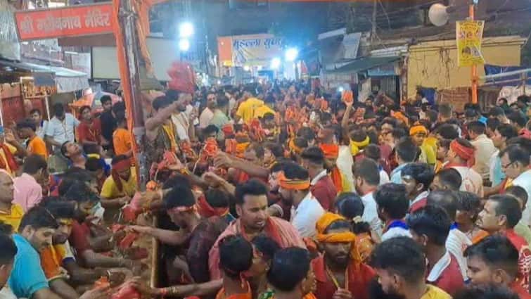 second somwari of Sawan lakhs of devotees performed Jalabhishek at Baba Garibnath temple in Muzaffarpur विश्व प्रसिद्ध बाबा गरीबनाथ मंदिर में लाखों कावड़ियों ने किया जलाभिषेक, बोल बम के नारों से गूंजा मुजफ्फरपुर