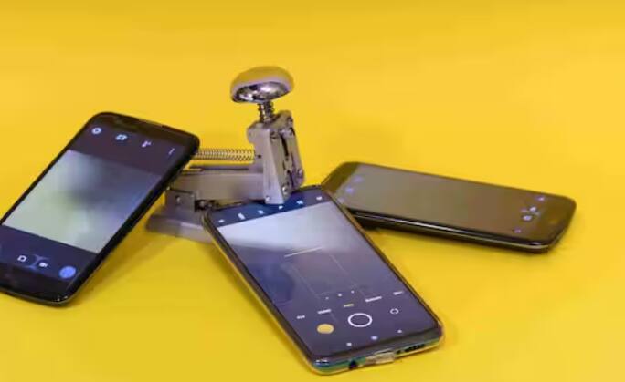 ਚੰਗੀ ਖ਼ਬਰ ਇਹ ਹੈ ਕਿ ਹੁਣ ਤੁਸੀਂ ਸਿਰਫ਼ ਇੱਕ SMS ਭੇਜ ਕੇ ਕਿਸੇ ਵੀ ਸਮਾਰਟਫੋਨ ਦੀ ਪਛਾਣ ਜਾਣ ਸਕਦੇ ਹੋ। ਹਾਲ ਹੀ ਵਿੱਚ, ਇੱਕ ਸੋਸ਼ਲ ਮੀਡੀਆ ਇਨਫਲੂਐਂਸਰ ਨੇ ਇੱਕ ਸੌਖਾ ਜਿਹਾ ਤਰੀਕਾ ਸਾਂਝਾ ਕੀਤਾ ਹੈ, ਜਿਸ ਨਾਲ ਮਿੰਟਾਂ ਵਿੱਚ ਪਤਾ ਲੱਗ ਜਾਂਦਾ ਹੈ ਕਿ ਫੋਨ ਚੋਰੀ ਕੀਤਾ ਹੋਇਆ ਤਾਂ ਨਹੀਂ ਹੈ।