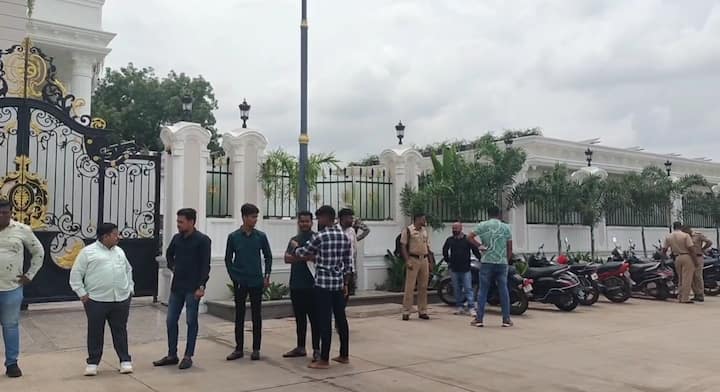 तरुणाने दारूच्या नशेत गोंधळ घालत मंत्री शिरसाटांना भेटण्यासाठी थयथयाट केला. सुरक्षारक्षकांना शिवीगाळ करत दगडफेक करण्याचा प्रयत्न केला.