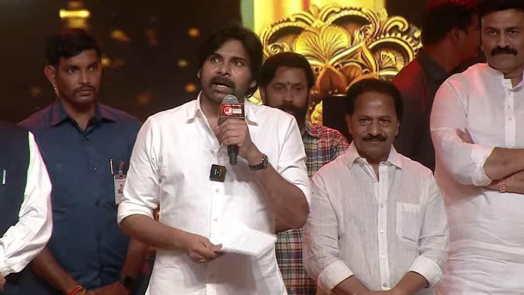 Pawan kalyan speech at hari hara veera mallu pre release event Pawan Kalyan: నా దగ్గర వెపన్స్, గూండాలు లేరు - గుండెల్లో ఉండే ఫ్యాన్స్ తప్ప... పవన్ కల్యాణ్ పవర్ ఫుల్ కామెంట్స్