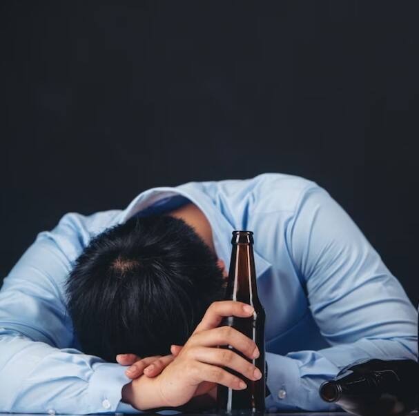 ਇਸ ਪਿੱਛੇ ਕਾਰਨ ਹੈ — ਇਨਸਾਨ ਦੀਆਂ ਇੰਦ੍ਰੀਆਂ: ਮਾਹਿਰ ਮੰਨਦੇ ਹਨ ਕਿ ਖਾਣ-ਪੀਣ ਦਾ ਅਸਲੀ ਸੁਆਦ ਸਭ ਤੋਂ ਪਹਿਲਾਂ ਅੱਖਾਂ ਰਾਹੀਂ ਹੁੰਦਾ ਹੈ। ਇਸ ਤੋਂ ਇਲਾਵਾ, ਸ਼ਰਾਬ ਦੀ ਖੁਸ਼ਬੂ, ਉਸਦਾ ਸਵਾਦ ਅਤੇ ਟਚ (ਛੂਹ) ਦੇ ਅਹਿਸਾਸ ਲਈ ਸਾਡੀਆਂ ਹੋਰ ਇੰਦ੍ਰੀਆਂ ਵੀ ਕੰਮ ਕਰਦੀਆਂ ਹਨ।