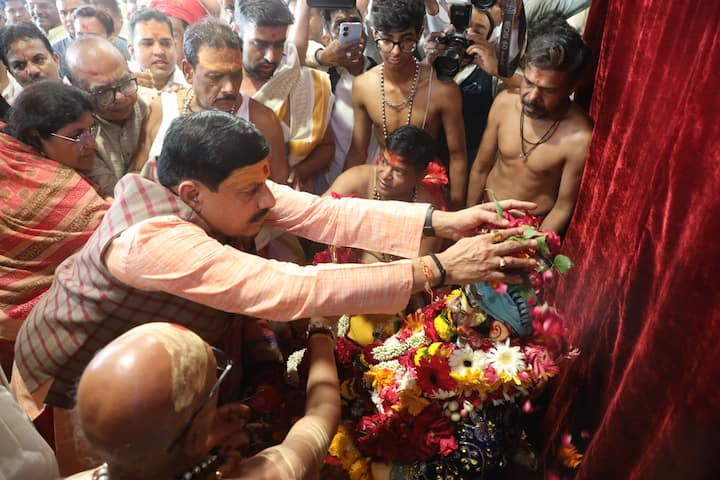 इस मौके पर मुख्यमंत्री डॉ मोहन यादव के साथ उप मुख्यमंत्री राजेंद्र शुक्ल और नगरीय विकास एवं आवास मंत्री कैलाश विजयवर्गीय भी मौजूद रहे.