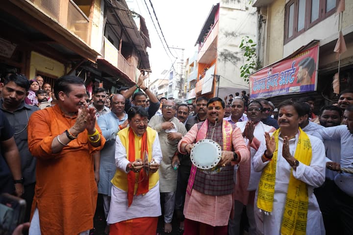सीएम मोहन यादव ने इस बाबत सोशल मीडिया प्लेटफार्म एक्स पर जानकारी साझा की. उन्होंने लिखा, भगवान शिव की आराधना के पवित्र श्रावण मास के द्वितीय सोमवार पर राजाधिराज बाबा महाकाल की भव्य एवं दिव्य सवारी में चंद्रमौलेश्वर स्वरूप का दर्शन कर मन आध्यात्मिक ऊर्जा से आलोकित हुआ.