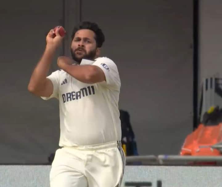 चौथे टेस्ट में नितीश कुमार रेड्डी की जगह शार्दुल ठाकुर को प्लेइंग 11 में शामिल किया जा सकता है. शार्दुल ने पहले टेस्ट में भी लगातार 2 गेंदों पर 2 विकेट लिए थे. वह बल्लेबाजी में भी महत्वपूर्ण रोल निभाते हैं, इसलिए उन्हें मैनचेस्टर में होने वाले चौथे टेस्ट में प्लेइंग 11 में जगह दी जा सकती है.