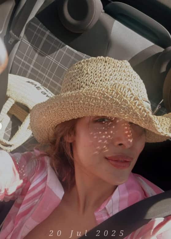 In this sun kissed pick, Malaika is looking very beautiful with a hat. Fans are losing their hearts from above.