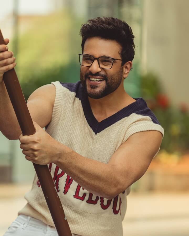 कृष्णा अभिषेक कपिल शो के साथ लाफ्टर शेफ्स में भी अपनी पहचान बना चुके हैं. लाफ्टर शो से वो 10 से 12 लाख तक पर एपिसोड कमाते हैं.