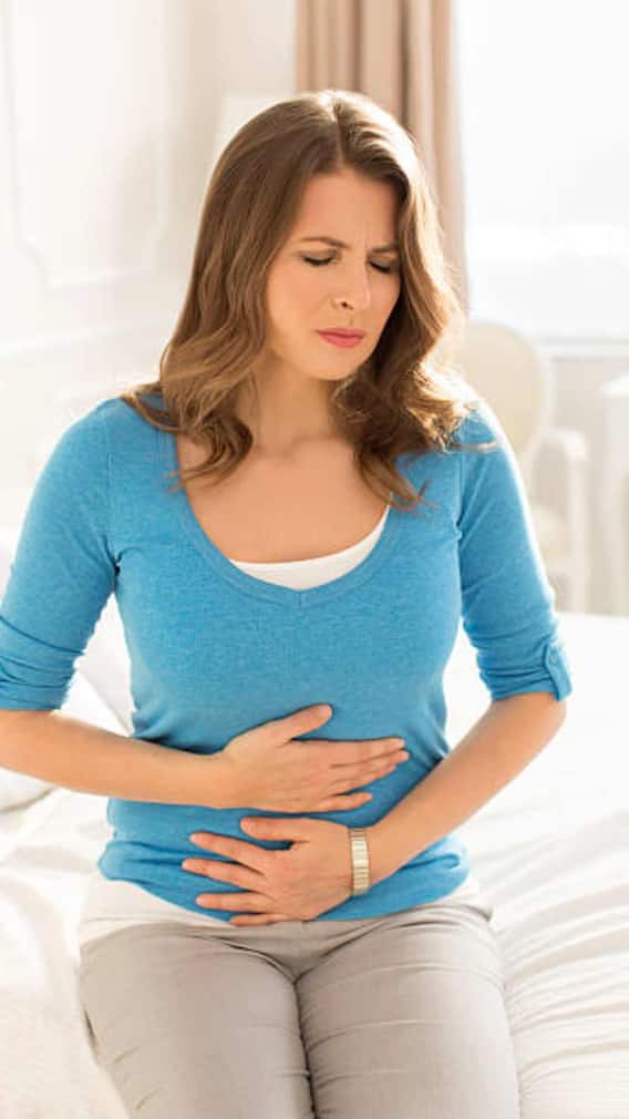 पोटात दुखत असल्यास चुकूनही करू नका ही कामे