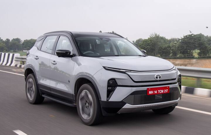 Harrier EV স্টাইলিং: গাড়ি চালানোর আগে, আসুন চেহারা সম্পর্কে কথা বলি। এখানে, Harrier EV দেখতে Harrier-এর মতোই। তবে EV সংস্করণে ন্যূনতম পরিবর্তন করা হয়েছে। আমাদের মনে হয় আরও বড় পার্থক্য করা যেত। এর গ্রে কালারে হ্যারিয়ার ইভির রোড প্রেজেন্স অনেকটাই বেড়েছে।