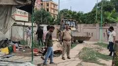 वाराणसी के मजार परिसर में चला प्रशासन का बुलडोजर, अवैध कब्जा किया ध्वस्त