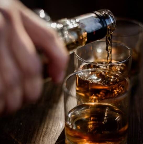 ਕੱਚ ਦੇ ਗਿਲਾਸ ਉਹਨਾਂ ਲੋਕਾਂ ਨੂੰ ਸ਼ਰਾਬ ਦੇ ਰੰਗ, ਬਣਾਵਟ ਅਤੇ ਪਾਰਦਰਸ਼ਤਾ ਦਾ ਸੱਚਾ ਅਨੁਭਵ ਕਰਾਉਂਦੇ ਹਨ। ਇਸ ਨਾਲ ਇੱਕ ਮਨੋਵਿਗਿਆਨਕ ਪ੍ਰਭਾਵ ਪੈਦਾ ਹੁੰਦਾ ਹੈ, ਜੋ ਸ਼ਰਾਬ ਪੀਣ ਦੇ ਅਨੁਭਵ ਨੂੰ ਹੋਰ ਵੀ ਬਿਹਤਰ ਬਣਾਉਂਦਾ ਹੈ। ਕੱਚ ਦਾ ਗਿਲਾਸ ਸ਼ਰਾਬ ਦੀ ਅਸਲੀ ਖੁਸ਼ਬੂ ਨੂੰ ਵੀ ਕਾਇਮ ਰੱਖਦਾ ਹੈ। ਦੂਜੇ ਪਾਸੇ, ਪਲਾਸਟਿਕ ਦੇ ਗਿਲਾਸ ਵਿੱਚ ਨਾ ਸਿਰਫ਼ ਸ਼ਰਾਬ ਦੀ ਮਹਿਕ ਬਦਲੀ ਹੋਈ ਲੱਗਦੀ ਹੈ, ਸਗੋਂ ਸਵਾਦ ਵੀ ਵਿਗੜ ਜਾਂਦਾ ਹੈ, ਜਿਸ ਨਾਲ ਪੀਣ ਦਾ ਅਨੁਭਵ ਖਰਾਬ ਹੋ ਜਾਂਦਾ ਹੈ। ਉਸੇ ਤਰ੍ਹਾਂ, ਸਟੀਲ ਦੇ ਗਿਲਾਸ ਵਿੱਚ ਸ਼ਰਾਬ ਦਾ ਤਾਪਮਾਨ ਤੁਰੰਤ ਬਦਲ ਜਾਂਦਾ ਹੈ, ਜਿਸ ਕਾਰਨ ਅਸਲੀ ਸਵਾਦ ਨਹੀਂ ਆਉਂਦਾ।