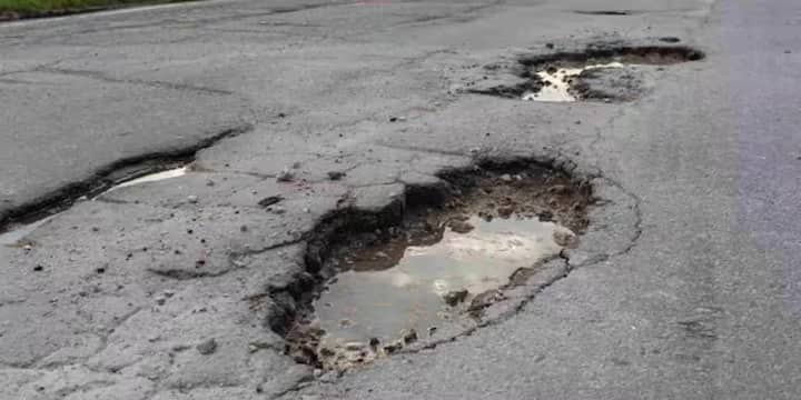 If your area or colony road is filled with holes and you have to have trouble walking every day, then there is no need to worry now. Now you can directly deliver this problem to the government and that is from your smartphone. You don't have to go to any office for this, just use a government app called Sameer App.