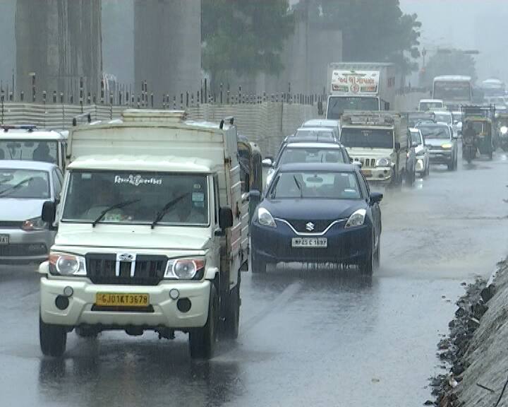 ગુજરાતના મોટાભાગના વિસ્તારો હાલમાં હળવા વરસાદી ઝાપટાંનો અનુભવ કરી રહ્યા છે, ત્યારે હવામાન વિભાગે રાજ્યમાં આગામી 6 દિવસો માટે, એટલે કે 27 જુલાઈ, 2025 સુધી, વરસાદની સઘન આગાહી કરી છે.