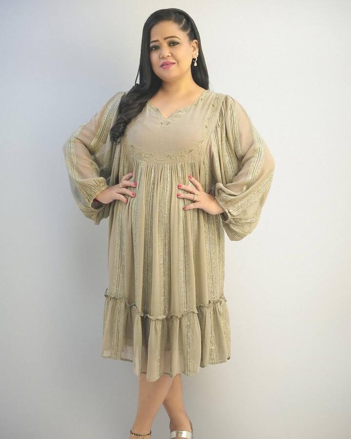 लाफ्टर क्वीन के नाम से जानी जाने वाली कॉमेडियन भारती सिंह अपने स्किल से ऑडियन्स का दिल जीत लेती हैं. इस शो से वो 10 से 12 लाख पर एपिसोड कमा लेती हैं.