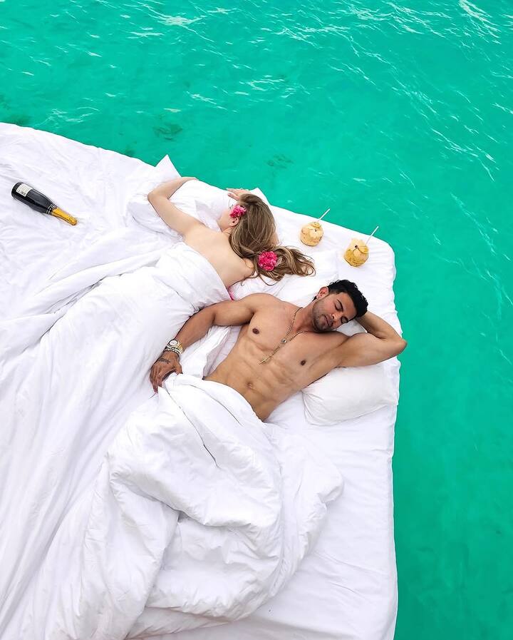 त्यानंतर दुबईतील बुर्ज खलिफामध्ये त्यांनी भव्य रिसेप्शन आयोजित केलं होतं, ज्यामध्ये त्यांच्या कुटुंबातील सदस्य आणि जवळचे मित्र सहभागी झाले होते.