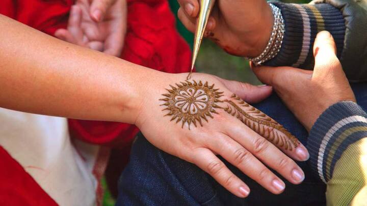 फ्लोरल फेवरेट - गुलाब, कमल या बेल के फूलों से बनी मेहंदी हर किसी को पसंद आती है. इसमें फूलों के साथ पतली-पतली बेलें भी होती हैं, जो हाथों को बेहद सुंदर लुक देते हैं.