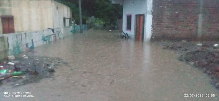 मराठवाड्यातील परभणी जिल्ह्याला पावसाने पुरतं झोडपलंय . रात्रभर झालेल्या पावसामुळे पाथरी तालुक्यात जनजीवन विस्कळीत झाले आहे .