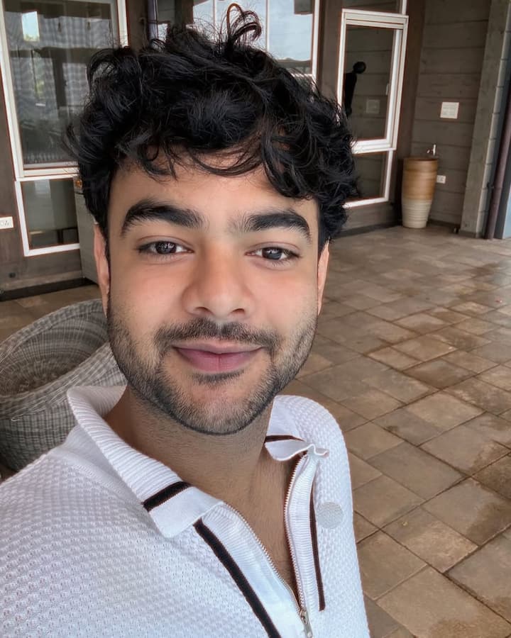 फिल्म में कृष कपूर यानी अहान पांडे के दोस्त केवी का रोल अलाम खान ने निभाया था. दर्शकों के इस किरदार को भी बहुत प्यार दिया है. अभिनेता ने 'कोटा फैक्ट्री' सीरीज के जरिए अपनी पहचान बनाई है. इसके अलावा उन्हें 'सावधान इंडिया', 'महाभारत', 'चमन बहार' और 'फ्रकी अली' जैसे शोज में देखा गया है.