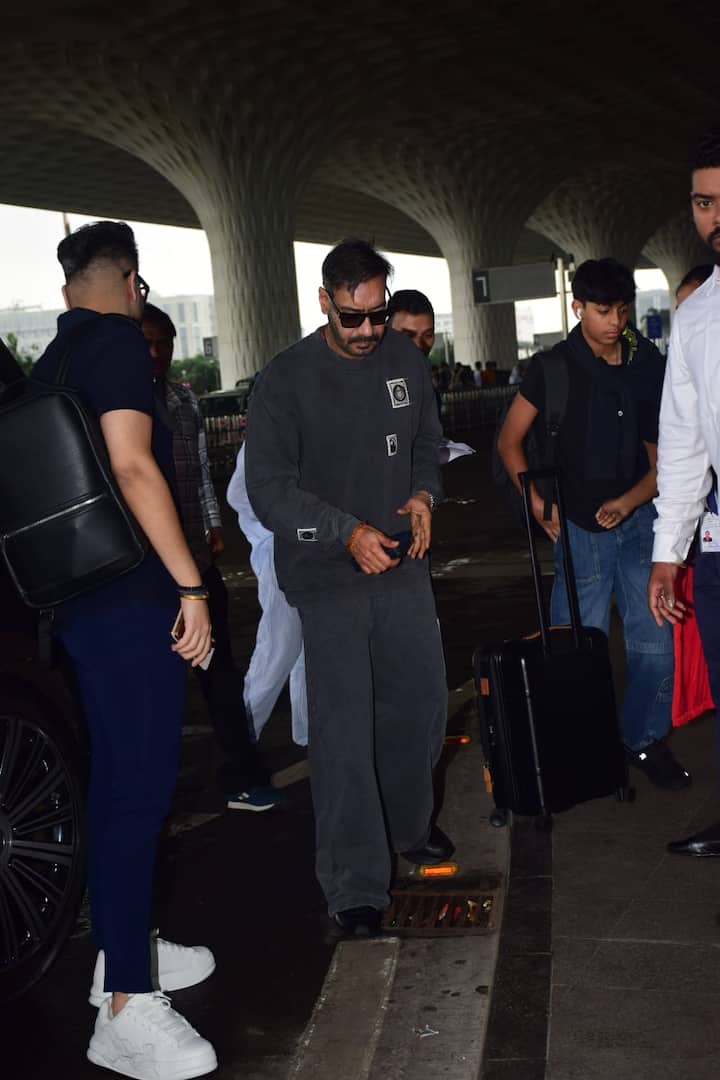 अजय देवगन की ये तस्वीरें मुंबई एयरपोर्ट की हैं. जहां वो अपने बेटे युग के साथ स्पॉट किए गए.