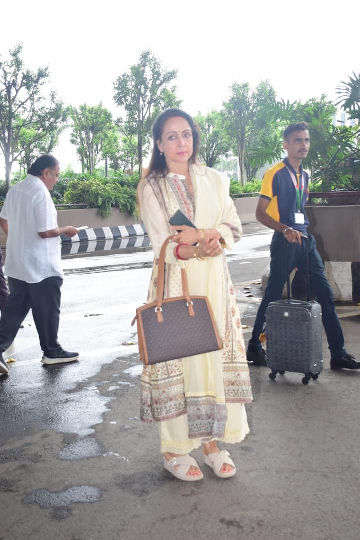 Hema Malini caught everyone's attention even in a very simple style with open hair and bags in his hands. Even at this age, her beauty is maintained.