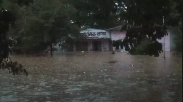 हदगाव परिसरातील स्थानिक नदीला पूर आल्याने जिल्हा परिषद शाळा पुराच्या पाण्यात अर्ध्याहून अधिक बुडली आहे .