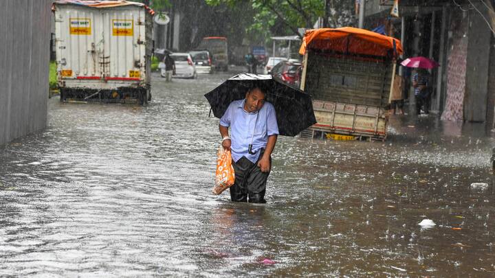 বাকি জেলাগুলিতে হালকা থেকে মাঝারি বৃষ্টি এবং ঘণ্টায় ৪০ কিমি বেগে ঝোড়ো হাওয়া বইতে পারে। বৃহস্পতিবার দক্ষিণ ২৪ পরগনা, পূর্ব মেদিনীপুর, পশ্চিম মেদিনীপুর, বাঁকুড়া, পুরুলিয়া ও হুগলিতে ভারী থেকে অতি ভারী বৃষ্টির কমলা সতর্কতা জারি করা হয়েছে।