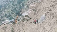 उत्तराखंड के मलारी हाइवे पर भयंकर भूस्खलन, कई गांवों का टूटा संपर्क, लोग फंसे