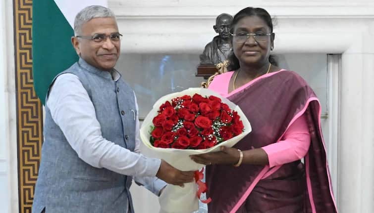 जगदीप धनखड़ के इस्तीफे के 24 घंटे के भीतर राष्ट्रपति द्रौपदी मुर्मू से मिले हरिवंश नारायण