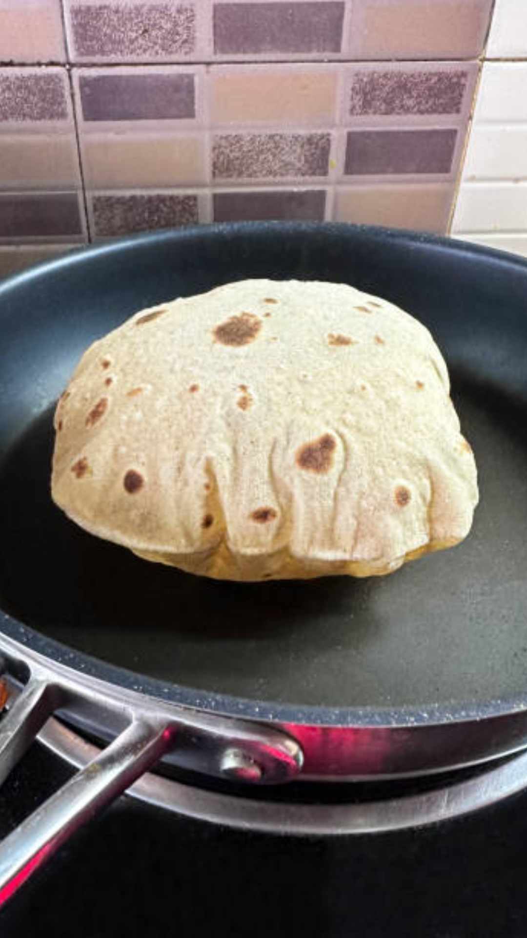 गल्फ कंट्रीज में कितने की मिलती है एक रोटी?