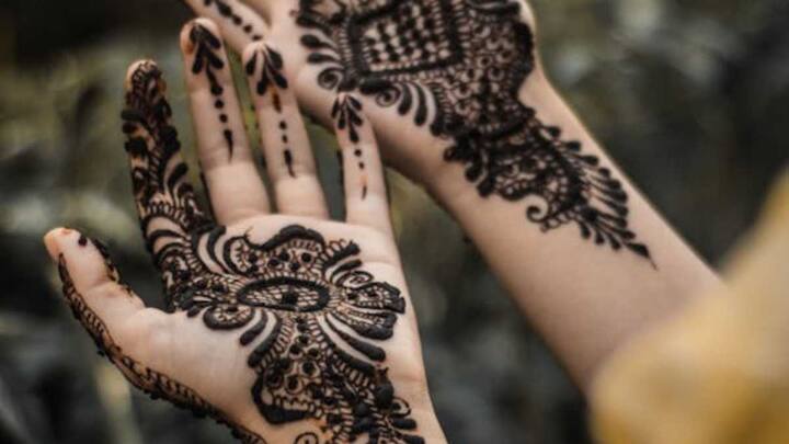 फुल ब्राइडल डिजाइन - जो महिलाएं भरी हुई, पारंपरिक मेहंदी पसंद करती हैं उनके लिए यह डिजाइन बेस्ट है. बारीक और पूरी हथेली में फैली हुई ये मेहंदी आपके लुक को और खास बना देगी. खासकर नई-नई दुल्हन के लिए ये डिजाइन सबसे अच्छा ऑप्शन है.