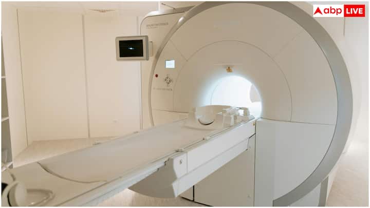 इसके अलावा जो लोग बंद जगह से डरते हैं, उनके लिए भी ये मशीन खतरनाक हो सकती है, क्योंकि स्कैनिंग में कई बार लंबा टाइम लगता है. ऐसे में उन्हें पैनिक अटैक आ सकता है. प्रेग्नेंसी में डॉक्टर्स इससे बचने की सलाह देते हैं. एमआरआई मशीन की एक और कमी ये है कि स्कैनिंग के दौरान इससे बहुत तेज आवाज आती है. यह आवाज 100 से 120 डेसिबल तक जा सकती है, जो कानों के लिए नुकसानदायक हो सकती है.