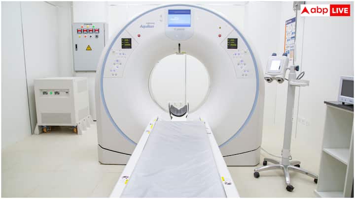 एमआरआई स्कैन एक पावरफुल मेडिकल इमेजिंग टेक्नीक है, जो बॉडी की डिटेल्ड इमेज बनाने के लिए मैग्नेटिक फील्ड का इस्तेमाल करती है. आपको जानकर हैरानी होगी कि इस मशीन का मैग्नेटिक फील्ड पृथ्वी के मैग्नेटिक फील्ड से 30 हजार गुना ज्यादा पावरफुल होता है. यह रूम में मौजूद किसी भी मेटल की चीज को अपनी ओर तेज़ी से खींचने की कैपेसिटी रखता है.