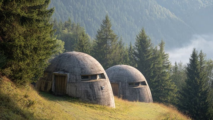 परमाणु हमले से अपने लोगों को सुरक्षित रखने के लिए स्विट्जरलैंड की सरकार ने नियम बनाए हैं कि यहां पर कोई भी निर्माण कराना से पहले न्यूक्लियर शेल्टर बनाने पड़ते हैं. रिपोर्ट की मानें तो 88 लाख की आबादी वाले स्विट्जरलैंड में 3.7 लाख से ज्यादा बंकर मौजूद हैं.