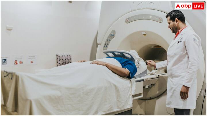 सीटी स्कैन की तुलना में एमआरआई स्कैन शरीर के इन हिस्सों की बेहतर और डिटेल्ड पिक्चर निकालने की कैपेसिटी रखता है. इसके अलावा इसमें किसी तरह के रेडिएशन का इस्तेमाल नहीं किया जाता, जो बॉडी को नुकसान पहुंचाते हैं. यही वजह है कि डॉक्टर्स एमआरआई स्कैन कराने की सलाह देते हैं.