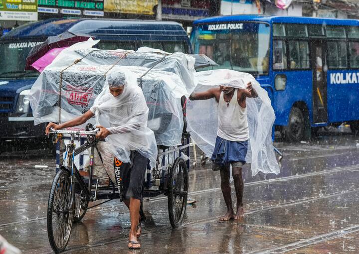 ফের নিম্নচাপ অঞ্চল তৈরি হওয়ায় আবহাওয়ায় বদল বুধবার থেকেই।