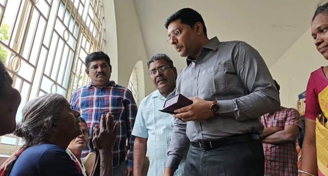 “காலில் விழக்கூடாது, உரிமையோடு கேளுங்கள்” - ஆட்சியரை பார்த்து நெகிழ்ந்த மதுரை மக்கள்