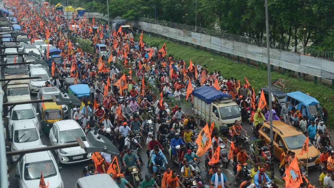 Uttarakhand News 3 crore 56 lack more Kanwadias Fill water from Haridwar ganga river ann अब तक 3.56 करोड़ से अधिक लोगों ने हरिद्वार से भरी कांवड़, सड़कों पर शिवभक्तों का सैलाब