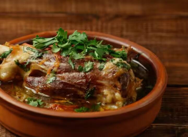 ਲਾਲ ਮੀਟ: ਮਟਨ ਅਤੇ ਬੀਫ ਵਰਗੇ ਲਾਲ ਮੀਟ ਵਿੱਚ ਪ੍ਰੋਟੀਨ ਦੀ ਮਾਤਰਾ ਜ਼ਿਆਦਾ ਹੁੰਦੀ ਹੈ, ਪਰ ਉਨ੍ਹਾਂ ਨੂੰ ਹਜ਼ਮ ਕਰਨਾ ਲੀਵਰ ਲਈ ਇੱਕ ਔਖਾ ਕੰਮ ਹੈ। ਖਾਸ ਕਰਕੇ ਜੇਕਰ ਪਹਿਲਾਂ ਹੀ ਲੀਵਰ ਦੀ ਸਮੱਸਿਆ ਹੈ, ਤਾਂ ਲਾਲ ਮੀਟ ਇਸ ਦਾ ਭਾਰ ਵਧਾ ਸਕਦਾ ਹੈ। ਇਸ ਲਈ, ਇਸਦਾ ਸੰਤੁਲਿਤ ਤਰੀਕੇ ਨਾਲ ਸੇਵਨ ਕਰਨਾ ਬਿਹਤਰ ਹੈ।